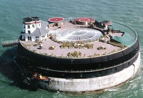 此岛曾是军事基地，后被人买来躲债，现成为全球最奢华的酒店之一