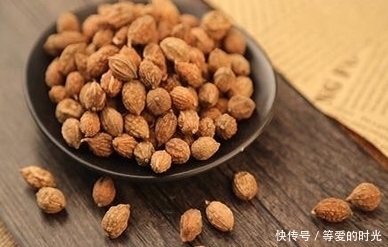 精力充沛|用这三味中药泡茶喝，精力充沛、延缓衰老，58岁像28岁！