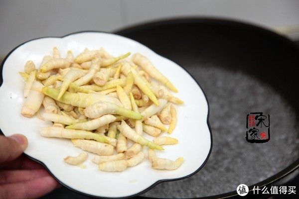 竹笋炒肉|一大早，妈妈送来一袋子“竹笋”，这么小的竹笋，到底能不能吃？