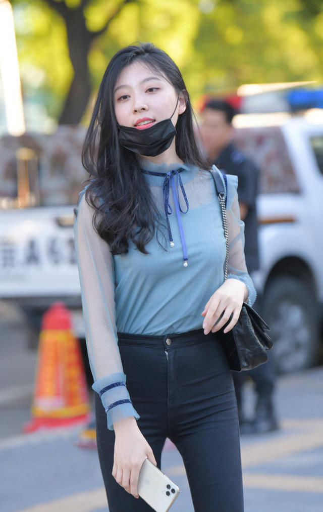夏日|街拍：夏日穿搭追求时尚实用, 清凉雅致又防晒的单品, 让人不得不爱