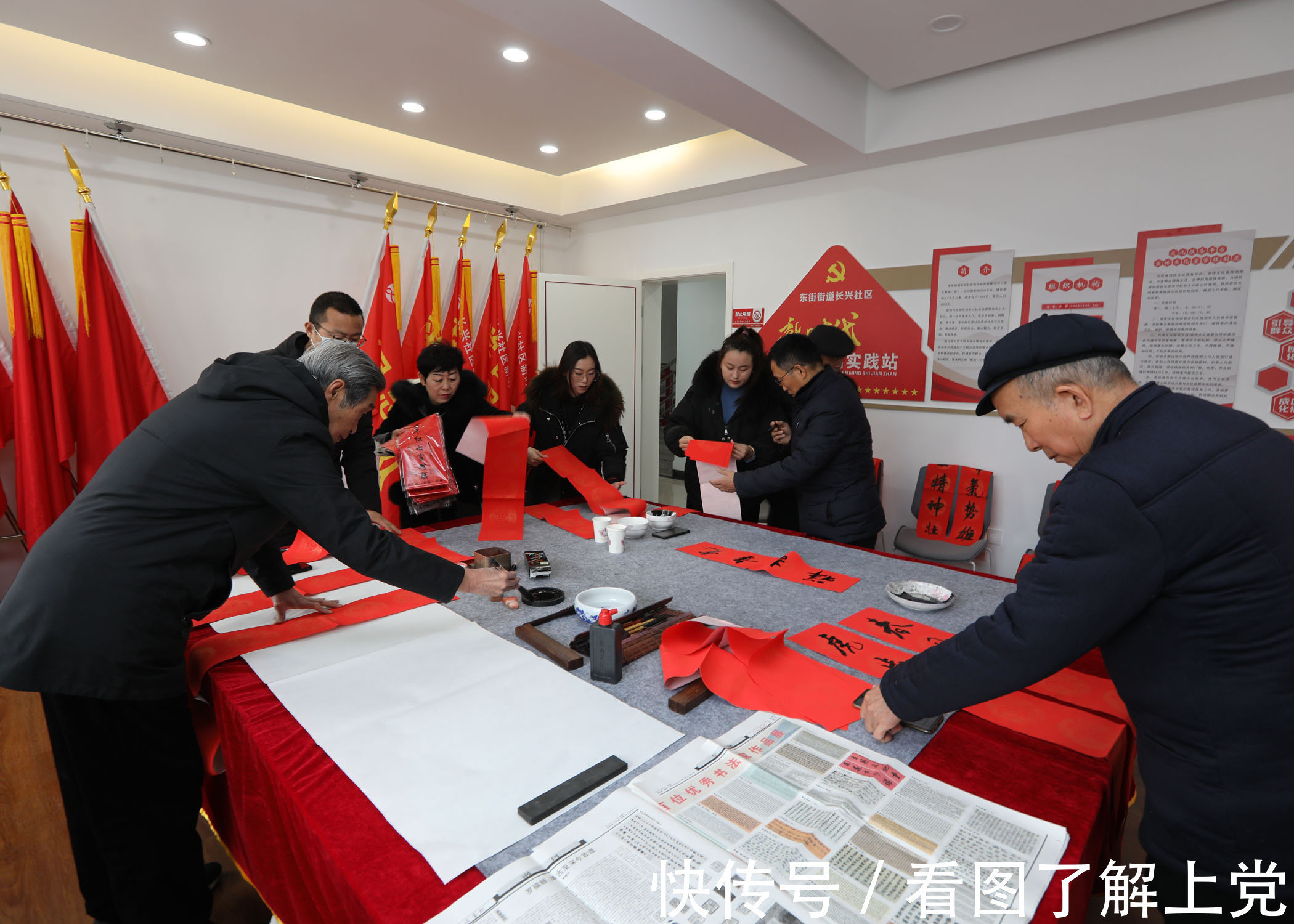 书法爱好!潞州区长兴社区组织书法爱好者写春联 把祝福送给居民