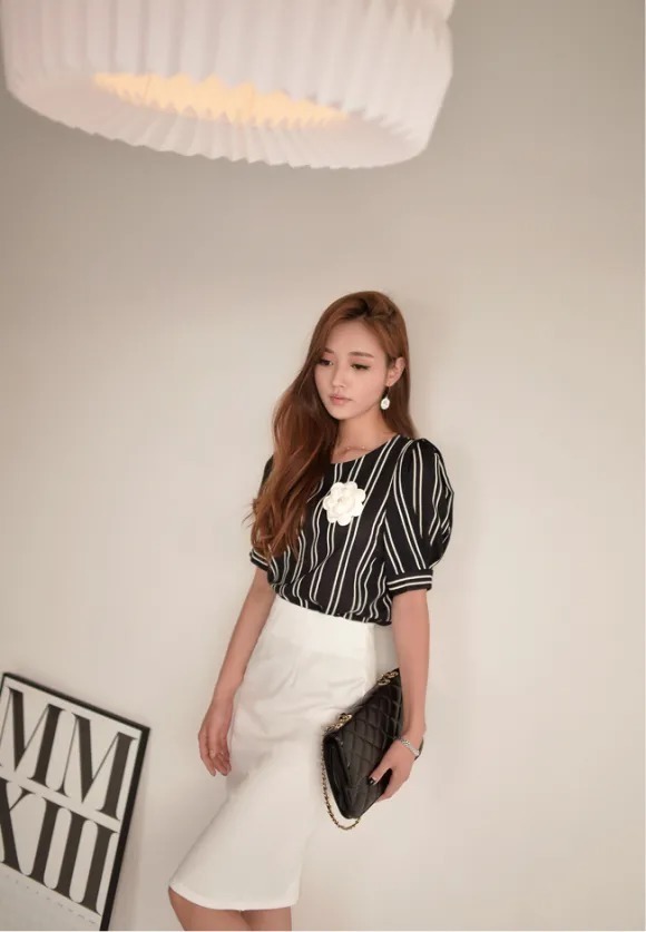 孙允珠，名媛气质灯笼袖条纹藏蓝上衣