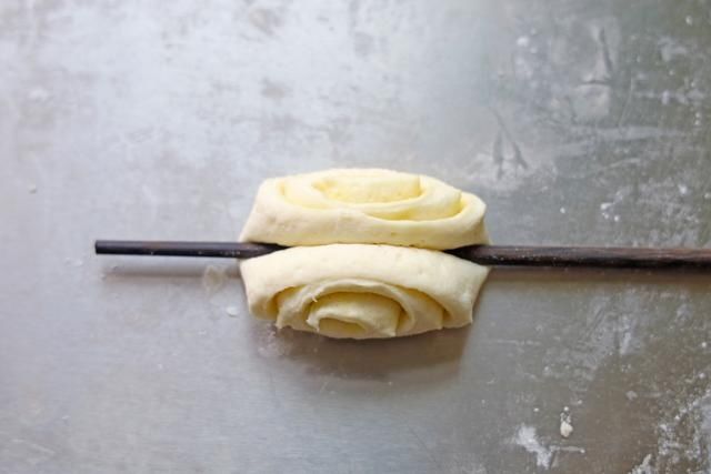 面团|面粉别蒸馒头了,教你做迷你小花卷,没有配菜一口气也能吃好几个