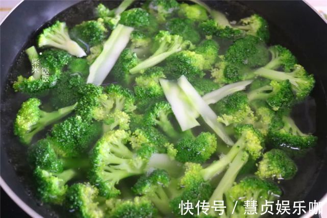脆嫩|西蓝花炒不好吃？试试这做法，只用4种调味料，脆嫩爽口吃不够