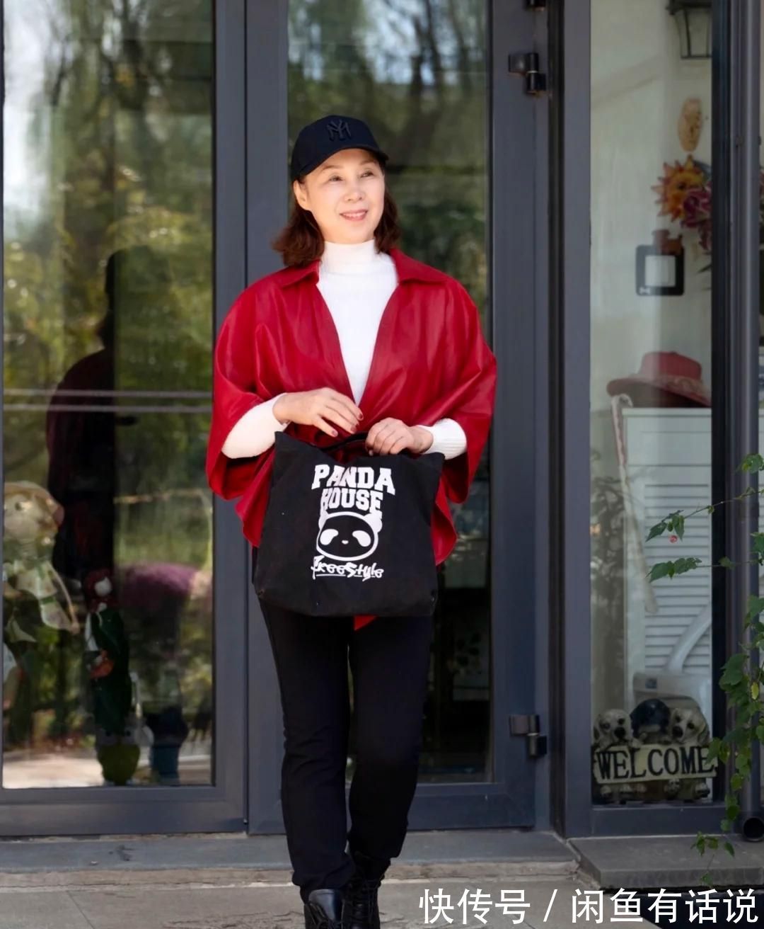 风衣|白色打底衫有多时髦?65岁博主多套搭配示范,穿出奶奶辈的优雅