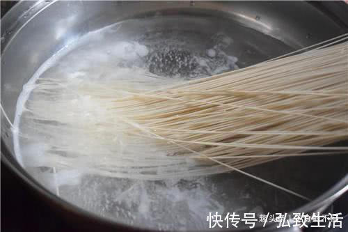 煮面条，最忌讳开水下锅，大厨透露出“秘诀”，面条劲道不结坨