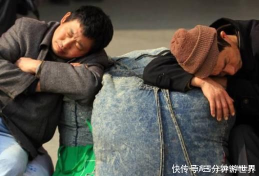外国美女:为何中国的火车站广场，总有人“席地而眠”?