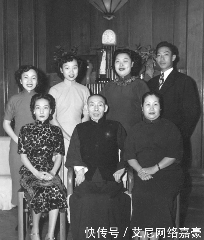 孟小冬和梅兰芳合影,晚年常说:只是一切都过去了罢