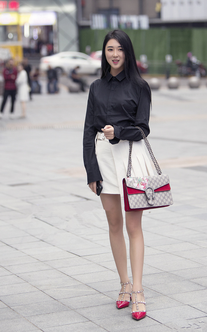 街拍|重庆街拍,一字肩的简约搭配,也能让你美美哒!