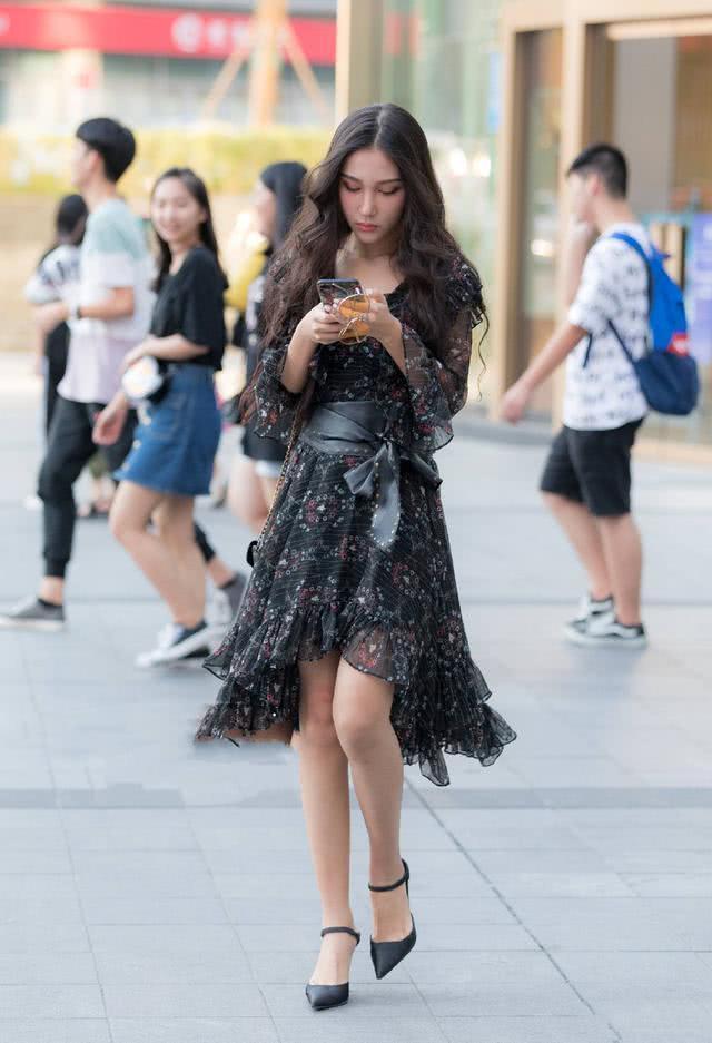 美女 气质大方的美女,一字肩连衣裙搭配防晒袖,很显休闲时髦范