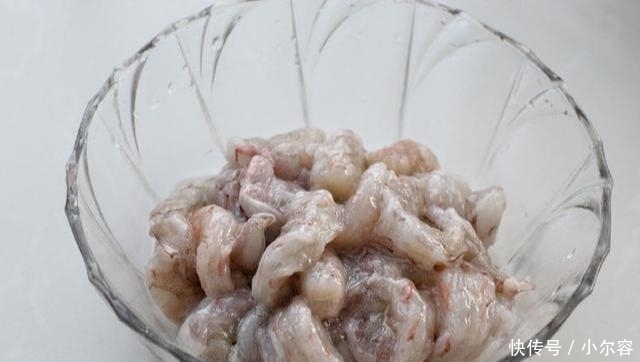  清洗干净|葱爆虾仁没香味？把握3个小技巧，味道鲜美，色泽红亮