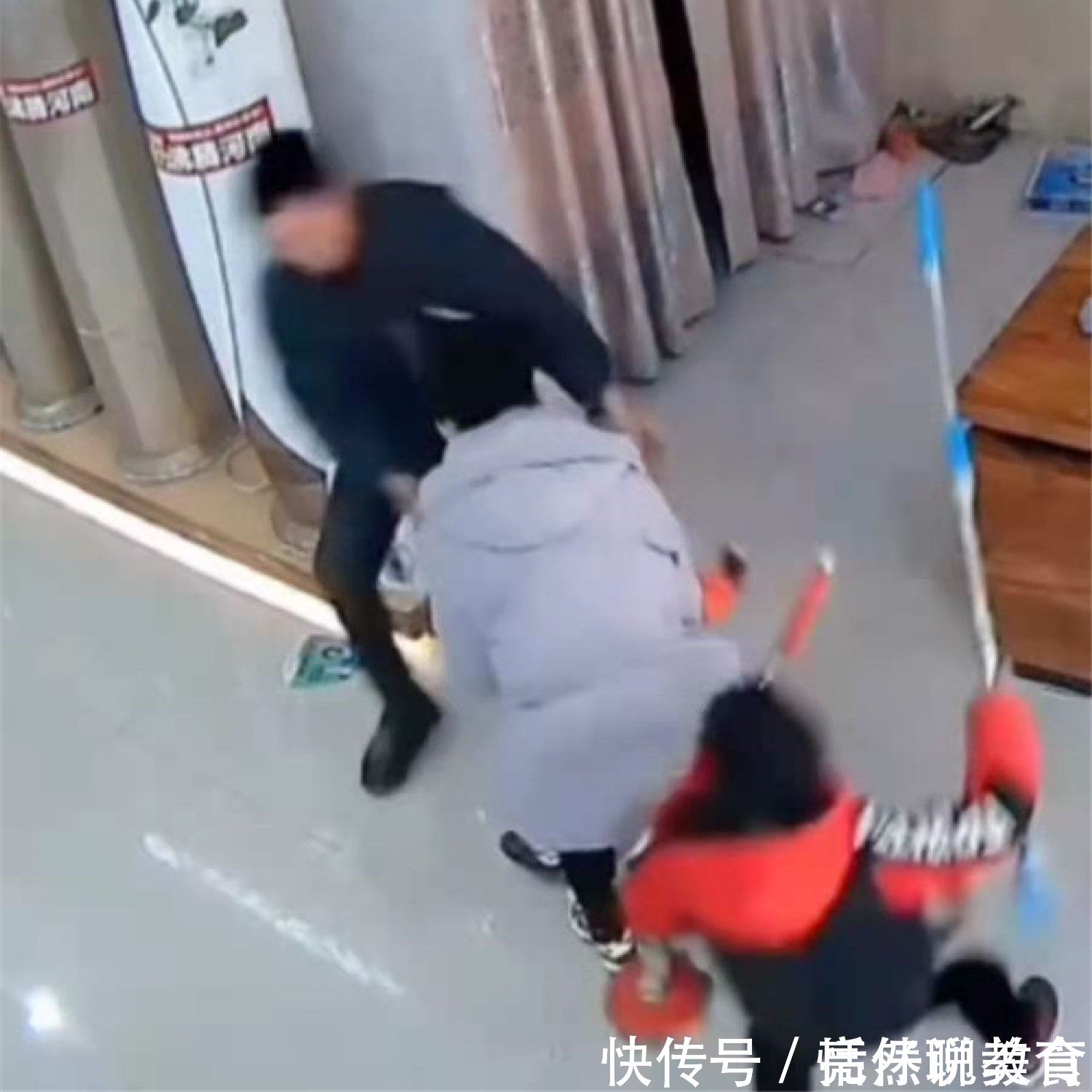 小棉袄|双胞胎儿子误以为爸爸欺负妈妈,举起拖把“护母”,有点暖
