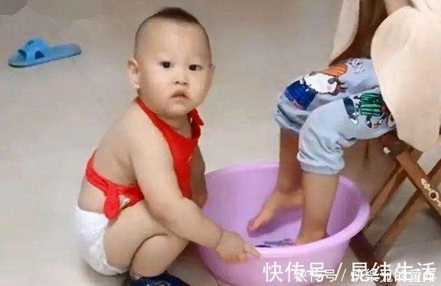 孩子|二胎弟弟给姐姐洗脚动作娴熟,原是有这个做诱饵,网友:最小童工