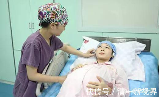 产房|妈妈生二胎离世,4岁女儿在产房外不肯走,她打开小手医生哭了