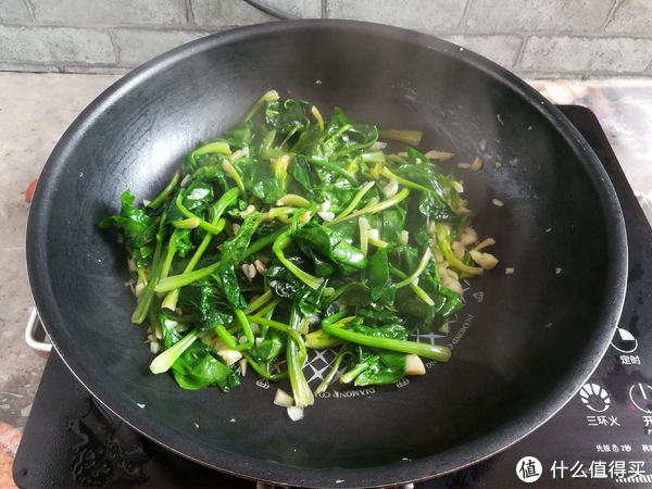 炒菠菜，直接下锅就错了，多做这一步，颜色碧绿口感好，营养高