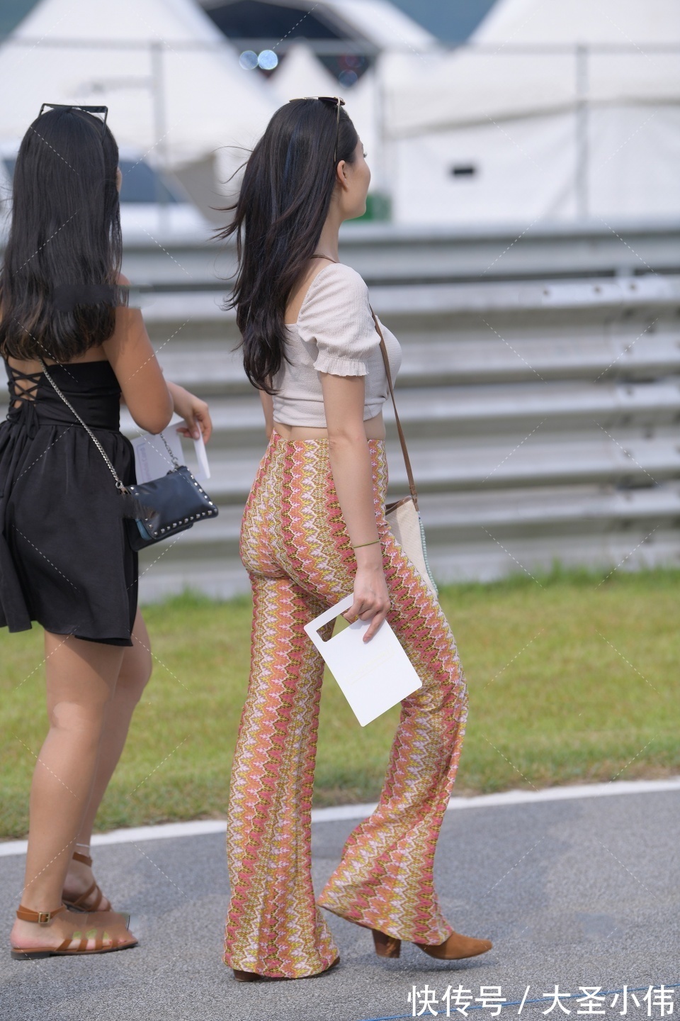 气质|美女街拍：一身高贵典雅的韵味，彰显女性柔美的气质，我要是她男朋友就好了