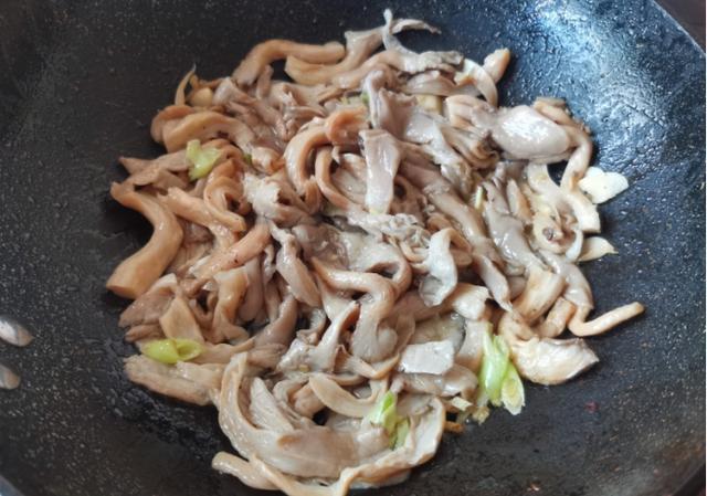 锅中|1把平菇,1块豆腐,简单的家常菜,味道营养不输大鱼大肉
