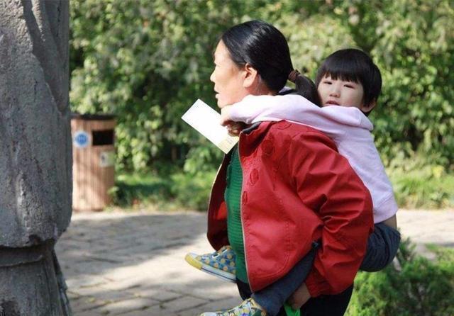 偏方|“无赖爷爷”火了,陪孙子打点滴却“赖着”床位,娃表情属实亮眼