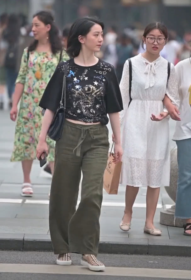 老爷爷 匡威都做不到!但“老爷爷布鞋”却拯救她一身老土装扮,超酷!