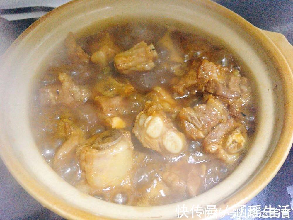 排骨新做法:不用油炒,步骤简单,做出来的排骨连汤汁都下饭!