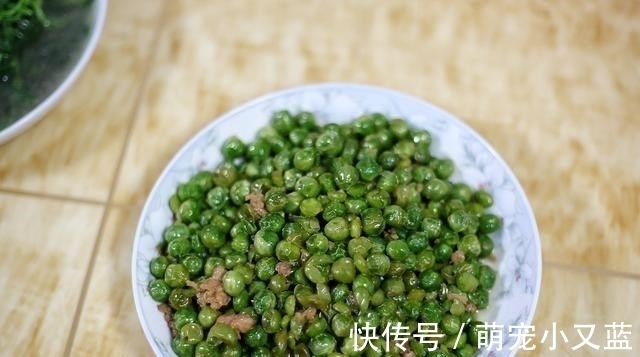 炒豌豆|6口人的晚餐，8道菜花费不到150元，网友：羡慕四线城市的生活