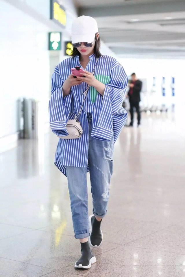 伊万卡气质全开!穿条纹衬衫搭配牛仔裤高贵洋气，意外穿出高级感