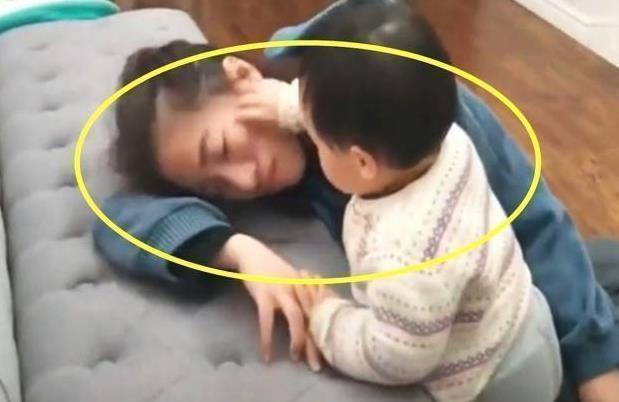 妈妈和爸爸|妈妈和爸爸分别假装晕倒，但下一个1岁女儿的反应让她顿时心痛