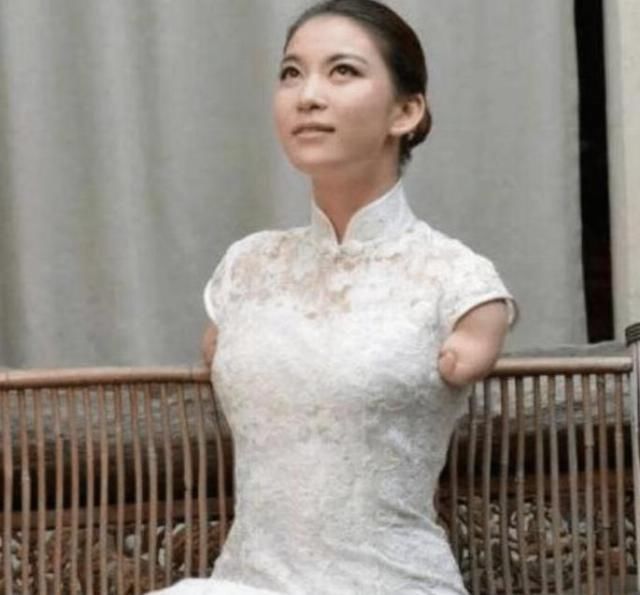 非诚勿扰|非诚勿扰“无臂女孩”与小伙牵手成功后，下台后被甩，如今怎么样了