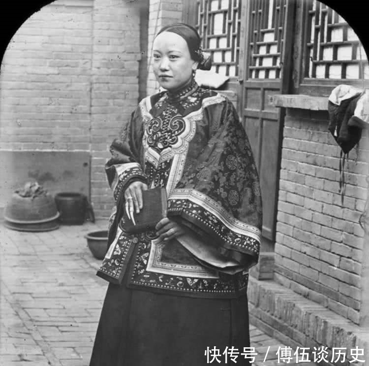 服装|晚清老照片：男人展示辫大辫子，女子展示肥大的服装和小脚