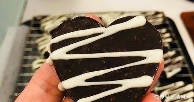 巧克力饼干别再买着吃了,不用水不用油,而且不用烤,在家就能做
