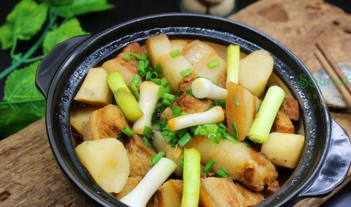 天气冷就喜欢吃炖菜,热乎乎的一锅端上桌,连汤汁拌饭都特别香