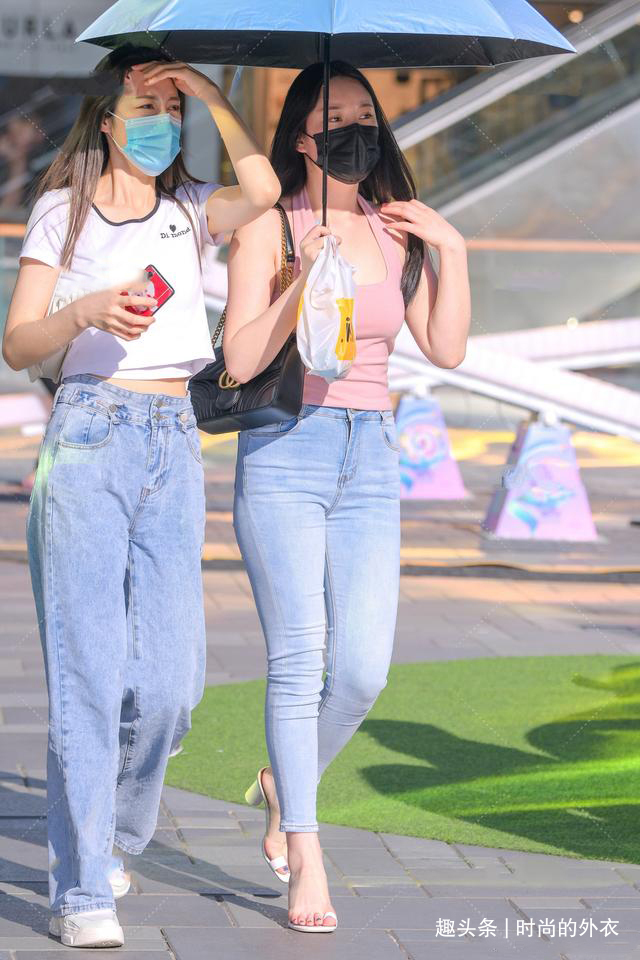 阔腿裤+ 为了穿搭能省心一些，牛仔裤是个不错的选择，款式多样又时尚