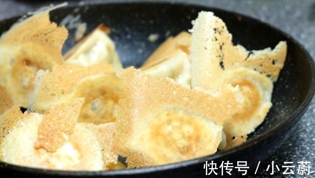 锅巴|饺子别再煮了，试试这个做法，面粉水比例调配好，冰花又焦又脆！
