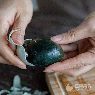  表白|#一道菜表白豆果美食#平淡却惊喜连连的凉拌皮蛋