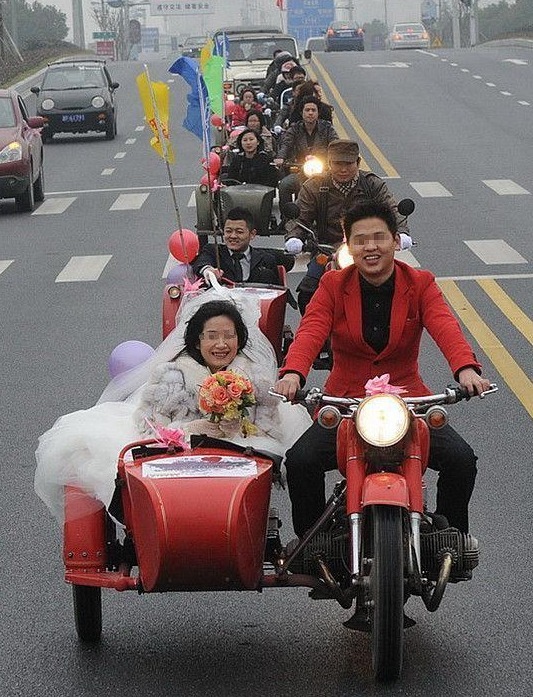 个子 “巨人新娘”走红,本以为很丑,看到正脸后,众人惊叹