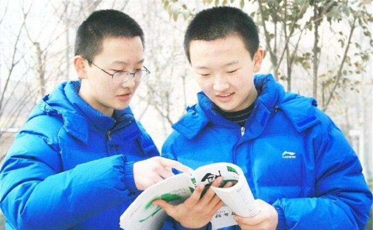 泌乳|双胞胎兄弟,一个从小喝母乳,一个喝奶粉,长大后差距太明显