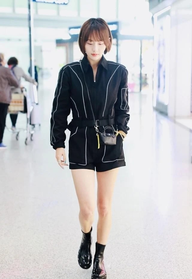 黑色|35岁的薇娅身材高挑纤瘦，穿黑T恤搭配黑色破洞工装裤，又飒又美