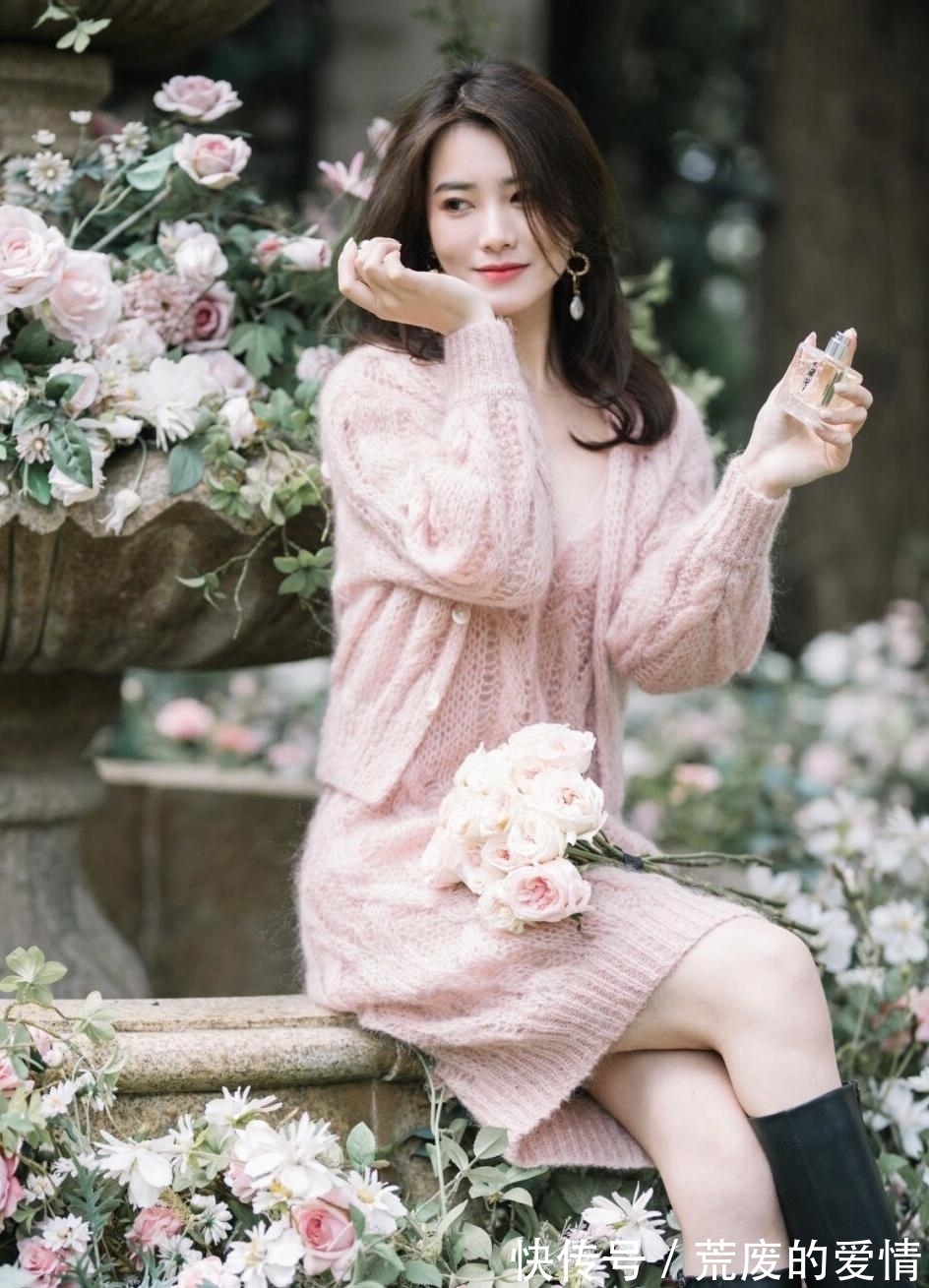 姐妹 冬天就适合穿“粉色毛衣”,保暖温柔又有格调,清新减龄又显气质