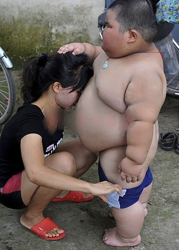 妈妈|胖孩子才3岁就120斤重,智商超常人,而他的妈妈这么小