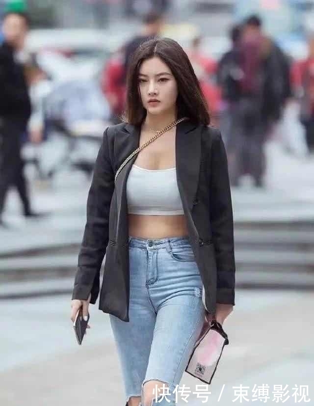 装嫩|30岁的嫂子去逛街,还穿着露脐小背心装嫩,我也是fo了