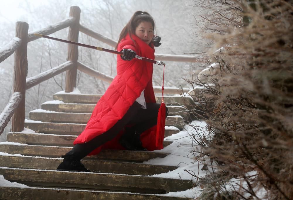 千米高山突降大雪，各路美女跑来打卡，有人在雪地上跳舞，有人穿着古装拿着长剑