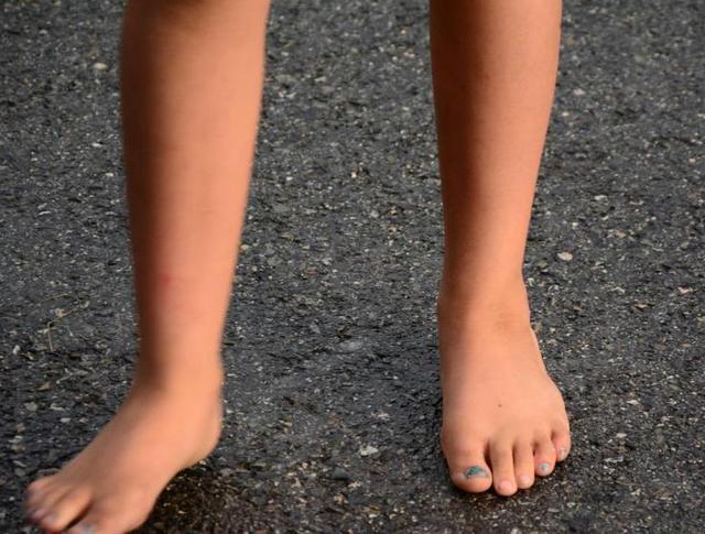 儿科医生|宝宝到底能不能光脚,儿科医生发话了!现在看到还不晚