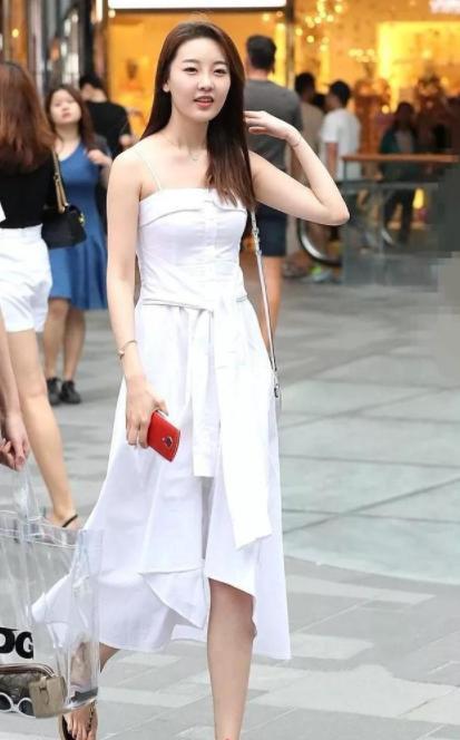 街拍:身材苗条的美女,高雅的气质,真是羡煞众人呀