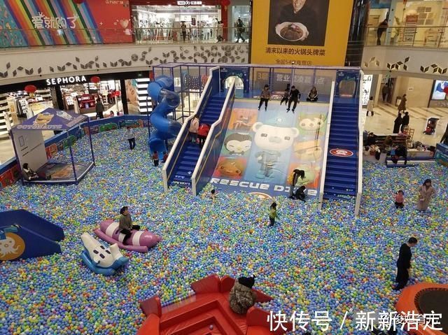 危险|玩蹦床的孩子突然哭喊着脚好痛细数儿童游乐场里隐藏的那些危险