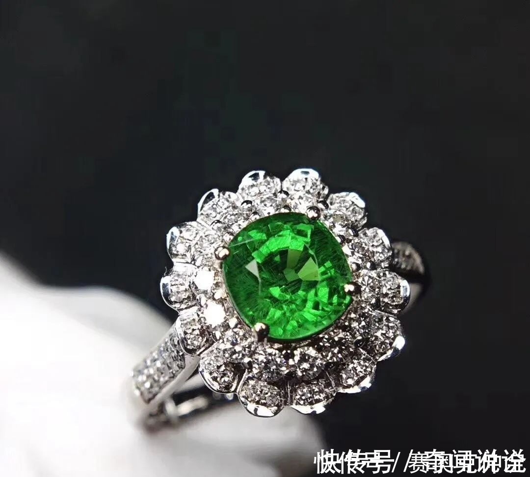 祖母绿&同是绿色宝石它总是被错认为祖母绿,其实它有它的诗情画意