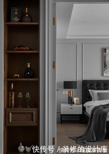 镜面|104平现代风两居室,美式元素护墙板,构建高雅生活空间