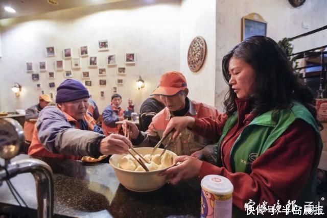  小酒吧打烊后竟变免费早餐店