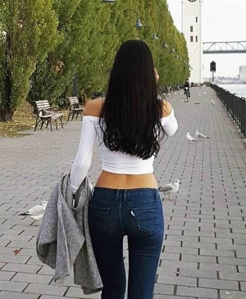 活泼|紧身牛仔裤穿出自信魅力，美女展现窈窕曲线，清新又活泼！