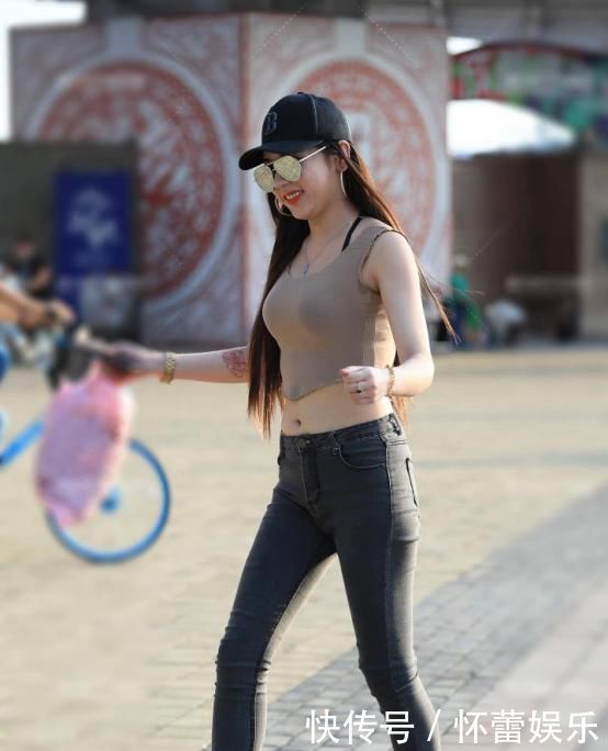 时尚文艺范美女小姐姐,干练性感帅气,身姿曲线优美