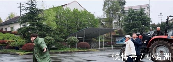 张艺兴晒拖拉机驾驶证,录制综艺太用心,《向往的生活》好戏来了